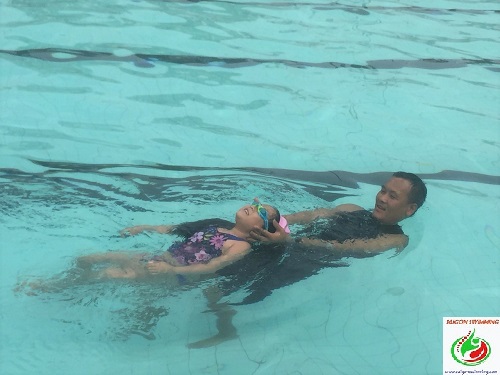 Khóa dạy bơi trẻ em ở hồ bơi Nhất Lan